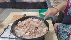 жареная грудинка с картофелем и луком