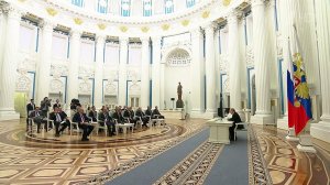 Владимир Путин провел в Кремле совещание по итогам саммита на Аляске