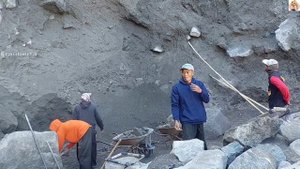 Строительство, шахтёры в карьере и вулкан Мерапи