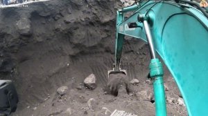 Строительство, экскаватор копает песок