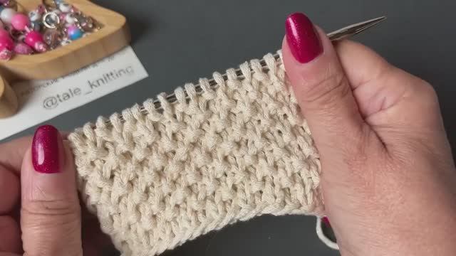 Интересный узор спицами. Красиво смотрится с двух сторон👌 смотреть онлайн