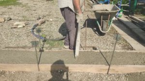 Заключительный этап бетонирования фундамента под откатные ворота.