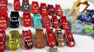 МУЛЬТИКИ ПРО МАШИНКИ. МАКВИН УСТРАИВАЕТ БЕЗУМНОЕ РАЛЛИ ПО ЗАБРОШЕННЫМ УЛИЦАМ. МУЛЬТ ДЛЯ ДЕТЕЙ