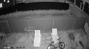 Пьяный мигрант-молдованин ломится к нам в дом.