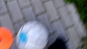 показываю как я тренируюсь футболу