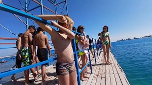 Чолпон-Ата Иссык-куль, пирс на озере, пляж на Иссык-Куле, прыжки с пирса, набережная, фантан