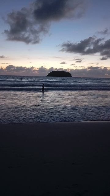 Пхукет в несезон. Начало августа 2025 г. Вечером на пляже Ката. смотреть онлайн