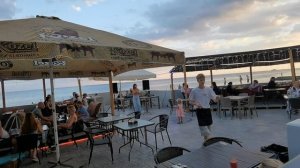 Как в Крыму отдыхают туристы на пляже. Пляж Русалка, Мисхор. Вечерняя атмосфера.