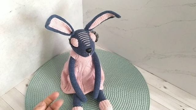 Зайка. Вязаная игрушка крючком из тонкой пряжи. Обзор.