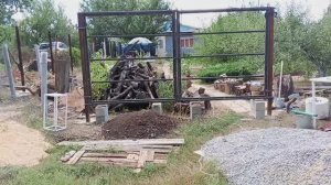 Сварил распашные ворота в рамочке и установил их .