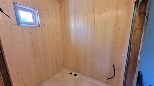 Керамогранит и вагонка в ванной комнате каркасной бани.