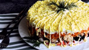 Салат с горбушей и крабовыми палочками