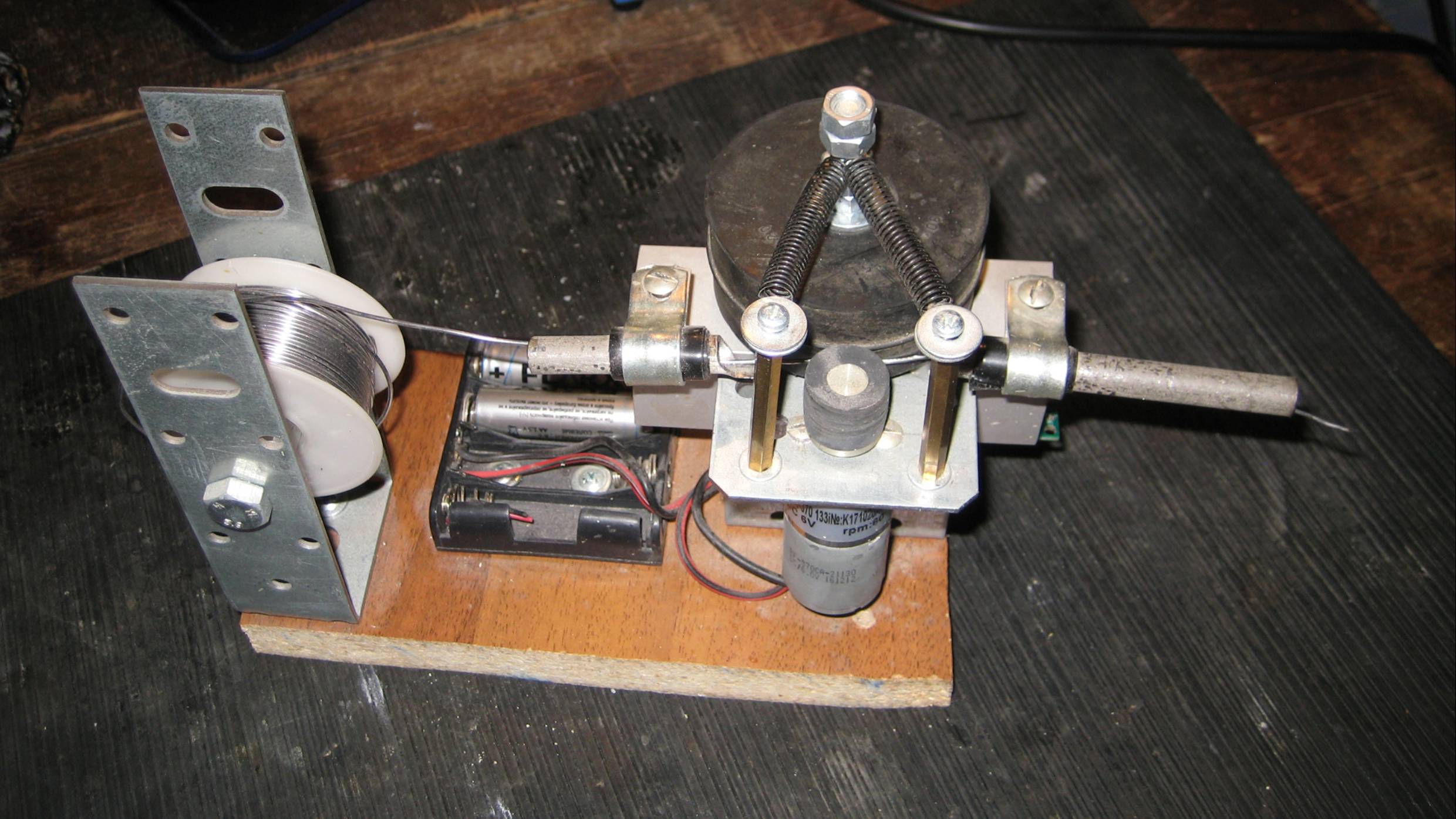 Устройство подачи припоя на моторе и батарейках смотреть онлайн