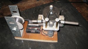 Устройство подачи припоя на моторе и батарейках