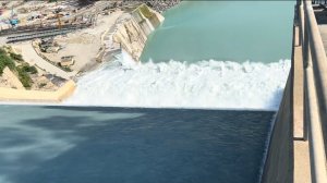 Экстренный сброс воды с дамбы