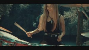 Alžběta. Skoč (křídla roztáhneš potom)