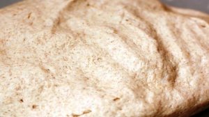 Домашний хлеб с орехами, базиликом и козьим сыром