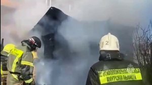 В Благовещенске вспыхнула деревянная постройка
