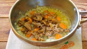 Грибной суп с лисичками