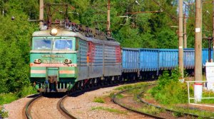ВЛ11 - 684А/702 с грузовым поездом проследует платформу Депо (БМО).