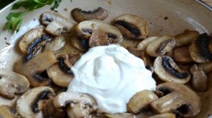 Грибы под сырным соусом