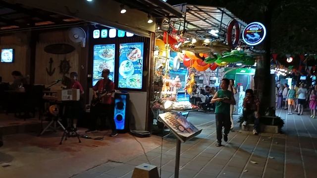 Пхукет в несезон. Вечером в районе пляжа Ката. смотреть онлайн