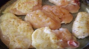 Жареное мясо кусочками на сковороде