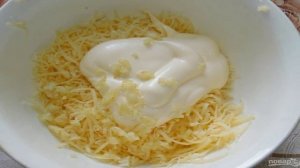 Чесночные бутерброды с яйцами и помидорами