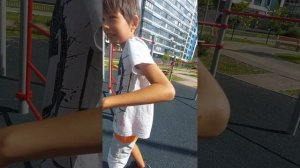 Толя спортсмен учит миска  слабака