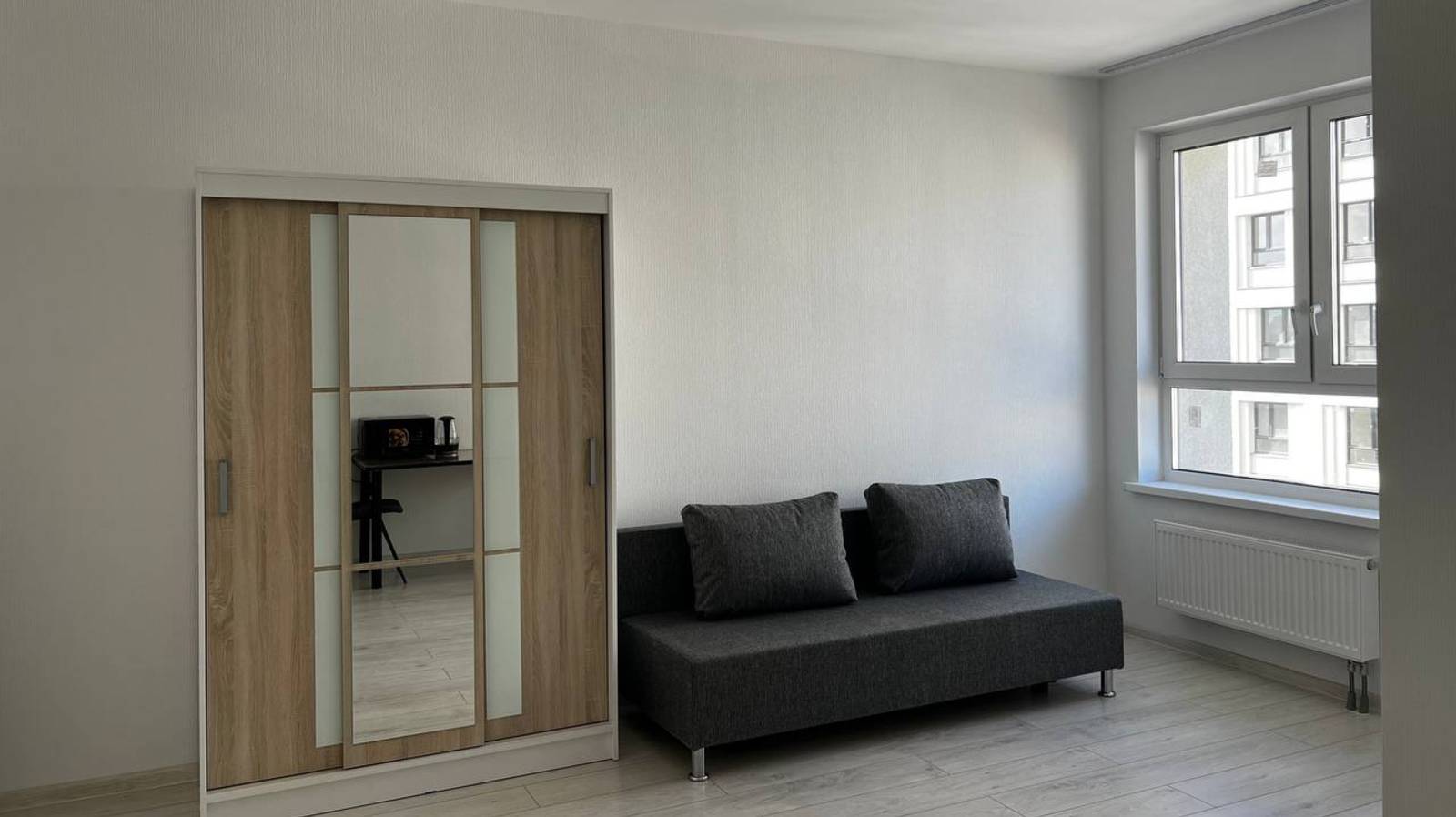 Сдаётся просторная квартира-студия — идеальная для тех, кто ценит свет и чистое пространство смотреть онлайн