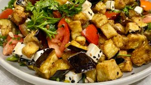 Вкусный салат с баклажанами.Можно подать на праздничный стол.