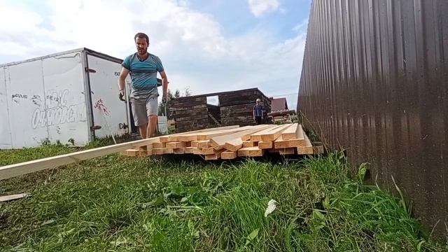 Доски на крышу привезли