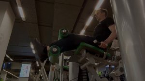 Сгибания голени в тренажере сидя двумя/одной ногой (Seated leg curl)