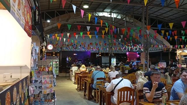 Пхукет в несезон. Вечер русской музыки на фуд-корте. Таец мучает песню Цоя "Кукушка". смотреть онлайн