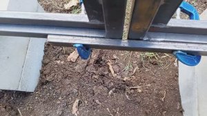 Сварил распашные ворота в рамочке и подготовился приваривать их на петли .