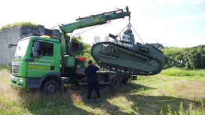 Разгрузка макета французского легкого танка Renault FT, Кронштадт, 5 июля 2025