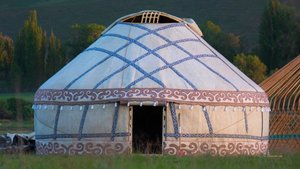 Охота с беркутами, плетение циновок и джигитовка. Фестиваль «Юрт Фест» прошел в Кыргызстане