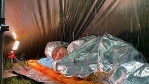 РАЗБИВАЕМ ЛАГЕРЬ ПОД ДОЖДЕМ У РЕКИ☀️ ОТДЫХАЕМ ПОД ПРИЯТНЫЕ ЗВУКИ ПРИРОДЫ