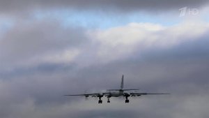 Минобороны РФ показало кадры полета над Баренцевым морем самолетов Ту-95МС