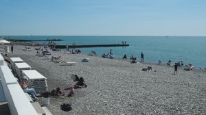 Сочи - на набережной в апреле (ясная погода и дождь).