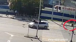 ДТП в Новосибирске с самокатом "Как уверенно все топят на красный"