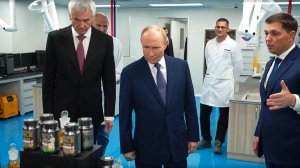 Президент Владимир Путин посетил в Магадане завод по производству рыбного жира