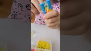 Как сплести из резинок на рогатке красивый браслет шуя дракона.