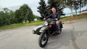 Житель Аляски получил новый мотоцикл "Урал" от Путина: видео