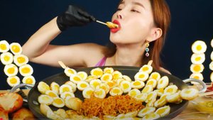 🔥🍲 Мукбанг и Mukbang девушка ест на камеру: 100 Перепелиных Яиц! 🥚🌟