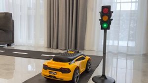 Марк изучает правила дорожного движения и безопасное вождение набором дорожных знаков