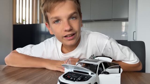 Марк распаковывает новую Honda Accord 1_18, изготовленную на заказ, и меняет масло в автомобиле смотреть онлайн