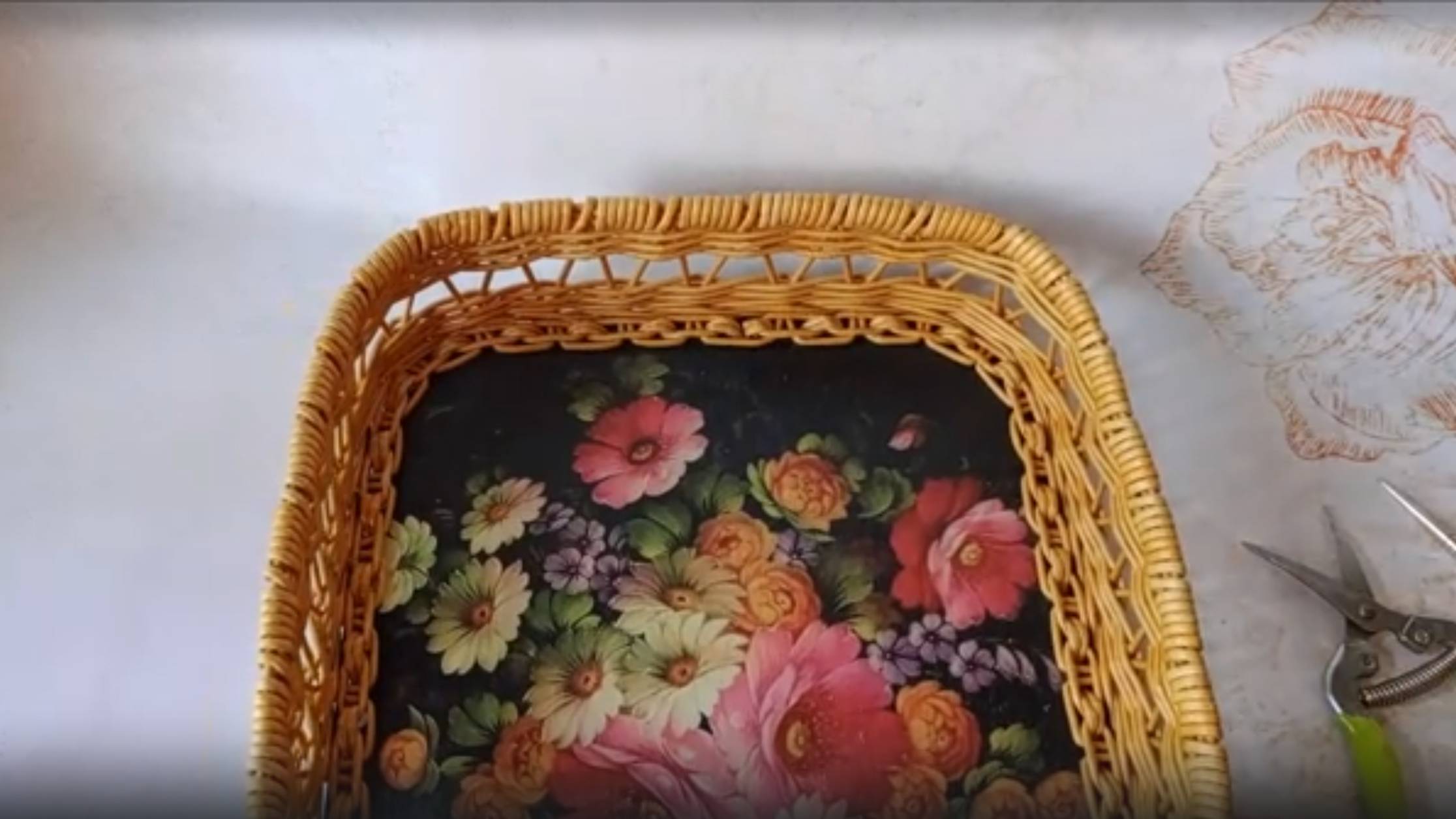 Ажурный поднос на деревянном дне смотреть онлайн