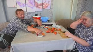 Мама тоскует по мужу день в Сибири Маринуем огурцы на зиму Вкусно кушаем и уборка в доме у кошек