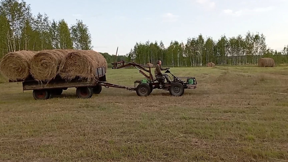СМТ Скорпион в работе. Вывозим рулоны сена с покоса. смотреть онлайн